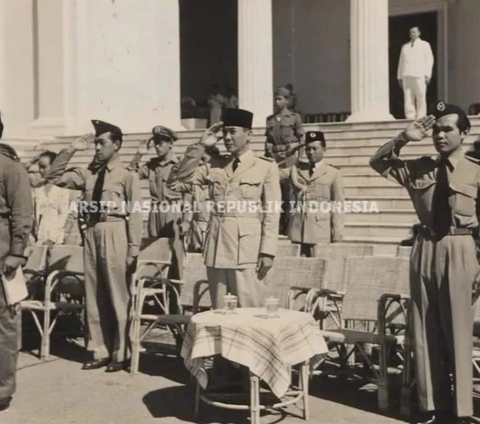 Selain Bung Karno, hadir pula sejumlah tokoh penting Indonesia dalam pelantikan Taruna Akmil tahun 1950 tersebut. Di antaranya TB. Simatupang, Sri Sultan Hamengkubuwono IX dan GPH Djatikusumo.<br>