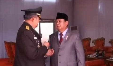 Prabowo terlihat tampil mengenakan setelan jas berwarna abu-abu saat sambut SBY.<br>