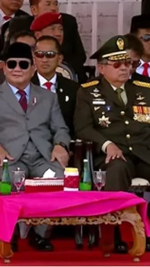 SBY dan Prabowo terlihat duduk berdampingan selama acara peringatan HUT ke-78 TNI.<br>