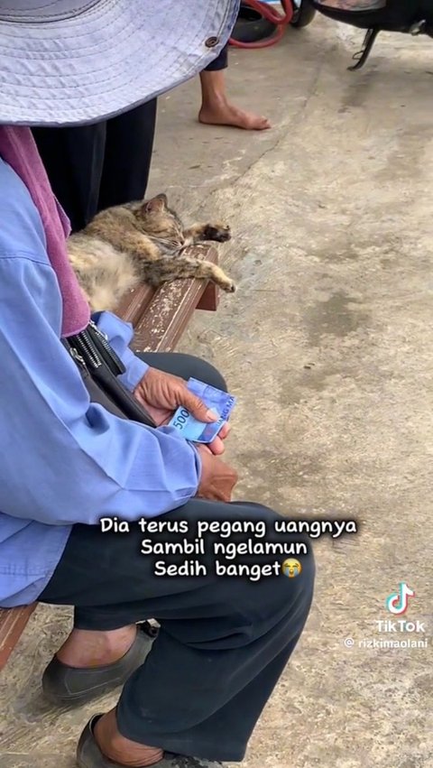 Pilu, Kakek Penjual Gula Aren Dibayar Pakai Uang Mainan