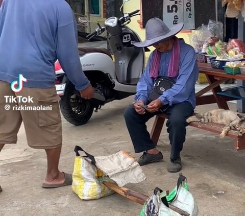 Pilu, Kakek Penjual Gula Aren Dibayar Pakai Uang Mainan