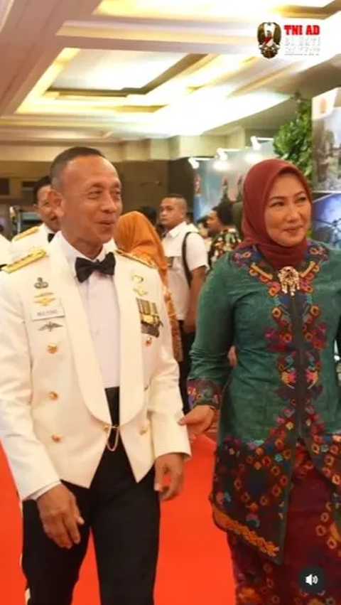 Tidak datang sendiri, Mulyono terlihat didampingi oleh sang istri. <br>