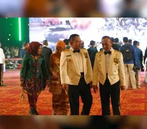 Kehadirannya di acara Komsos Eksekutif dan Gala Dinner itu pun sontak mencuri perhatian. Terlebih tidak sedikit dari masyarakat yang merindukan sosoknya di hadapan publik.<br>