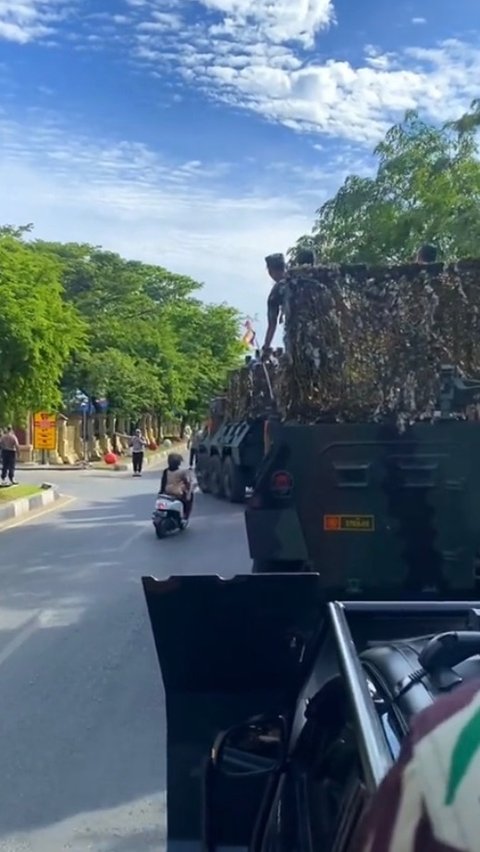 Viral Emak-Emak Terobos Iring-Iringan TNI-Polri di Aceh, Warganet: Ras Terkuat di Bumi Mau Lewat