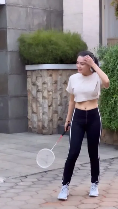 Portrait of Wika Salim Playing Badminton, Focused on the Stomach Area