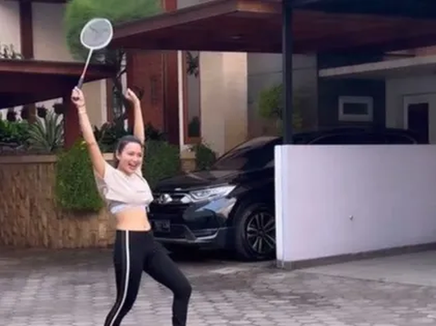 Portrait of Wika Salim Playing Badminton, Focused on the Stomach Area