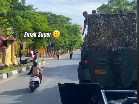 Viral Emak-Emak Terobos Iring-Iringan TNI-Polri di Aceh, Warganet: Ras Terkuat di Bumi Mau Lewat
