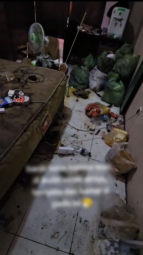 Appearance of Super Dirty and Disgusting Boarding Room like Under the Bridge
