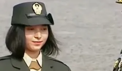 Dalam video, tampak prajurit kowad dengan mengenakan seragam dinas bertugas membawa baki berisi lencana penghargaan.