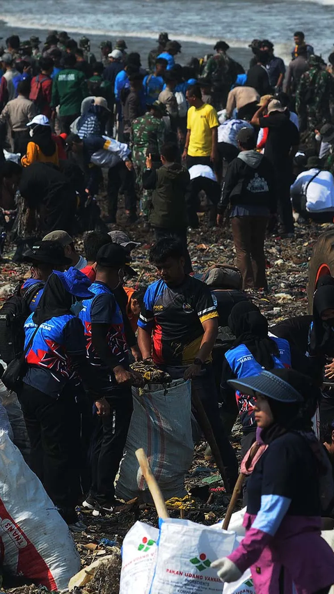 FOTO: Aksi Pandawara Group dan Ratusan Relawan Bersihkan Pantai Cibutun Sukabumi yang Penuh Sampah