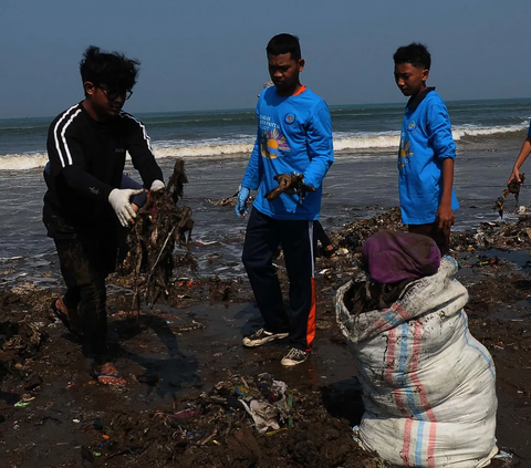 Kelompok pegiat lingkungan Pandawara Group memulai aksi bersih-bersih Pantai Cibutun, Sukabumi, Jawa Barat, pada Jumat (6/10/2023). Aksi bersih bersih Pantai Cibutun oleh Pandawara Group ini akan berlangsung selama dua hari, yakni 6-7 Oktober.