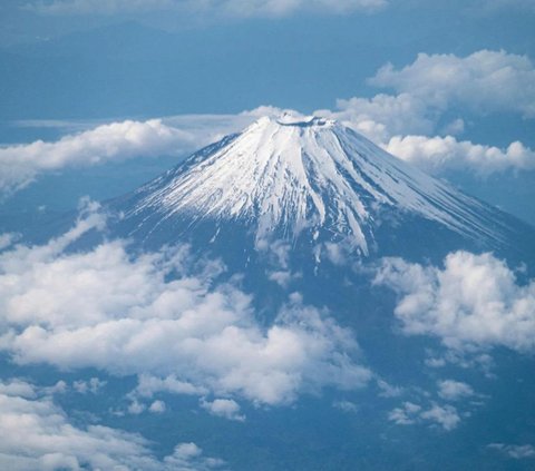 A Japanese Domino Staff Climbed Mount Fuji to Deliver Pizza! | trstdly ...