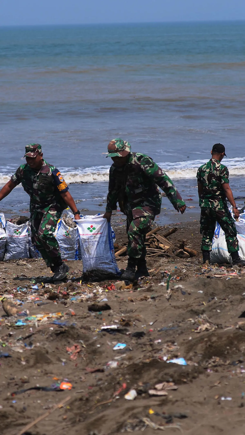 Pandawara bergabung bersama petugas gabungan dan relawan yang melakukan kegiatan bersih-bersih pantai sejak Rabu (4/10/2023).