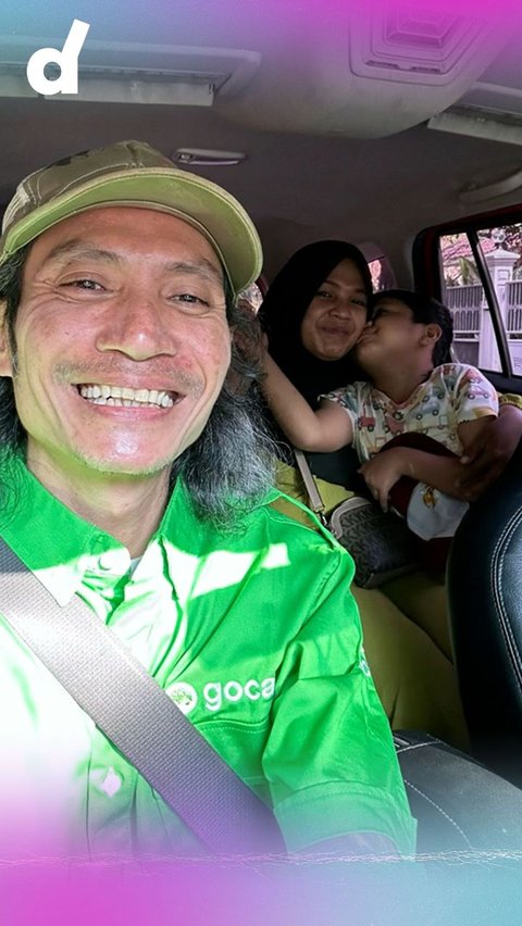 Haru! Online Taxi Driver Offers Free Rides to Passengers Bringing Their First Child on a Tour around Jakarta.