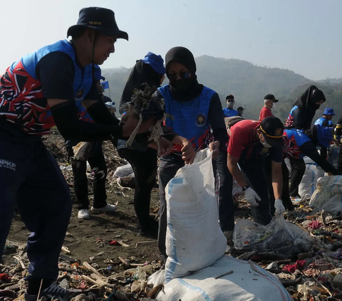 FOTO: Aksi Pandawara Group dan Ratusan Relawan Bersihkan Pantai Cibutun Sukabumi yang Penuh Sampah