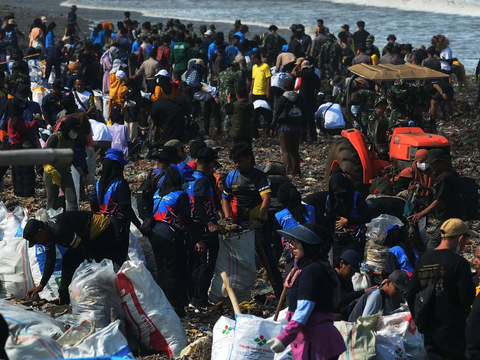 FOTO: Aksi Pandawara Group dan Ratusan Relawan Bersihkan Pantai Cibutun Sukabumi yang Penuh Sampah