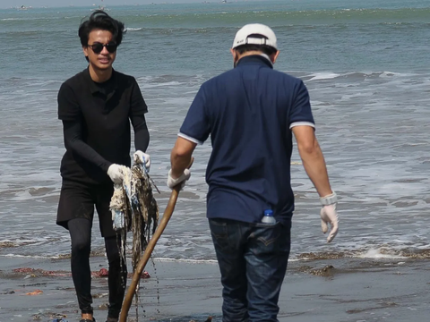 FOTO: Aksi Pandawara Group dan Ratusan Relawan Bersihkan Pantai Cibutun Sukabumi yang Penuh Sampah