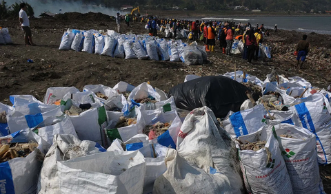 <b>Aksi Bersih-Bersih Pantai Didahului Pemkab Sukabumi</b>