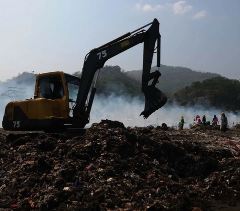 FOTO: Aksi Pandawara Group dan Ratusan Relawan Bersihkan Pantai Cibutun Sukabumi yang Penuh Sampah