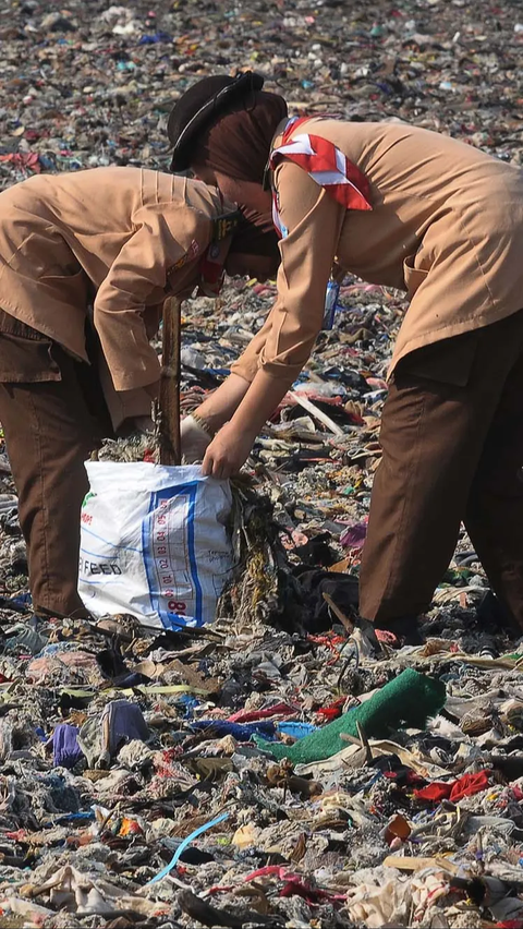 Meski sempat diwarnai polemik, kegiatan bersih-bersih Pantai Cibutun ini tetap dilaksanakan.