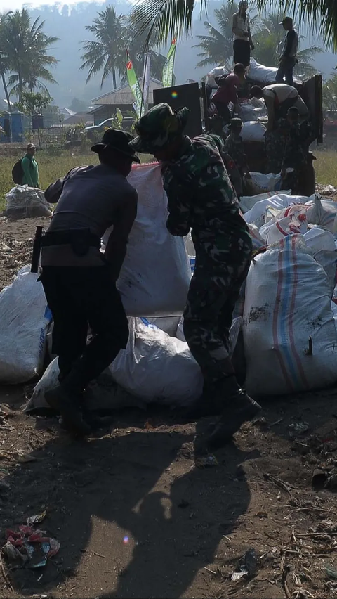 Kegiatan ini melibatkan ratusan relawan yang berasal dari masyarakat sekitar dan pelajar. Selain itu, ada pula pasukan gabungan TNI-Polri.