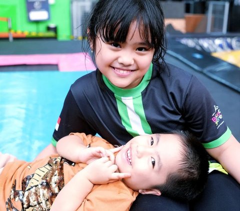 Brosis Goal! Putri Oki Setiana Dewi Participates in Calming Her Brother Who is Being Injected
