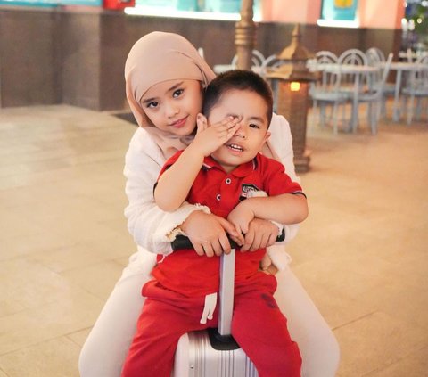 Brosis Goal! Putri Oki Setiana Dewi Participates in Calming Her Brother Who is Being Injected