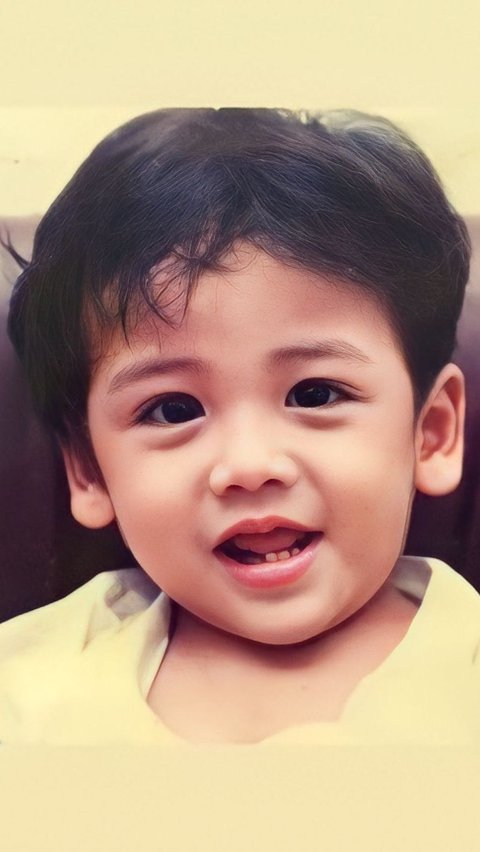 This child has grown up to be a comedian, it turns out that he used to be a graduate of a pesantren (Islamic boarding school), can you guess?
