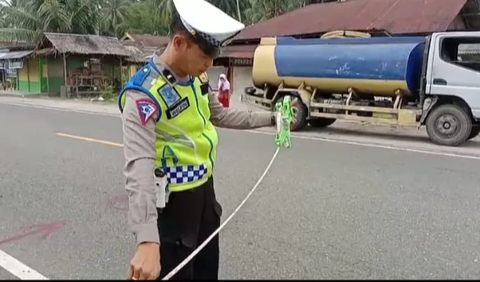 Kepada polisi, JB mengaku dirinya anggota DPRD Padang Pariaman. Saat ini dia sudah diamankan di Kantor Satlantas Polres Padang Pariaman.<br>
