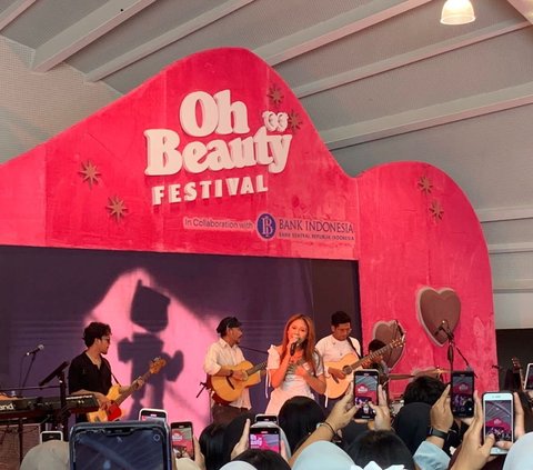 Stunning Performance of Nadin Amizah Shakes the Stage at Oh Beauty Festival 2023