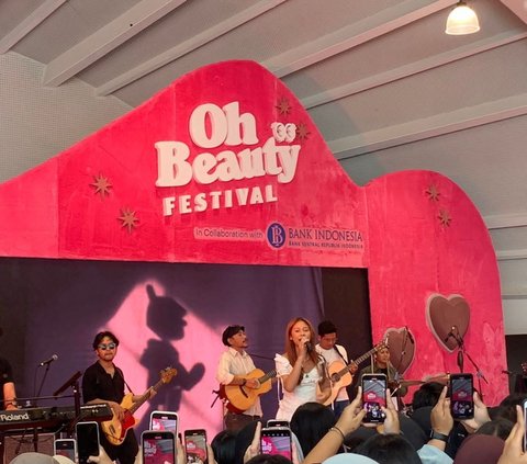 Stunning Performance of Nadin Amizah Shakes the Stage at Oh Beauty Festival 2023