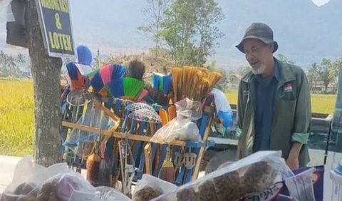 Viral Sad Moment of Grandfather Selling Furniture Wants to Exchange His Spoon for a Mouthful of Rice, The Ending...