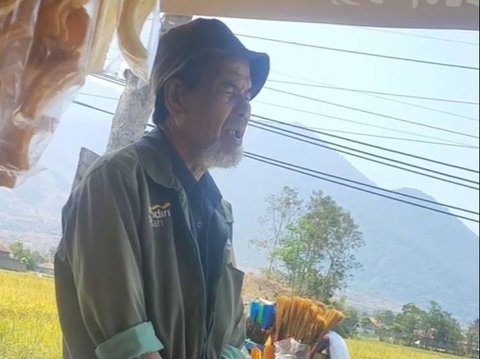 Viral Sad Moment of Grandfather Selling Furniture Wants to Exchange His Spoon for a Mouthful of Rice, The Ending...