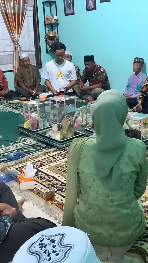 Hati Novi semakin hancur setelah tiba-tiba pihak keluarga calon suami membatalkan pernikahan itu melalui telepon.