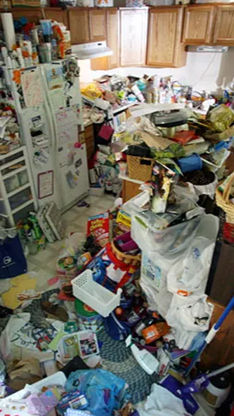 Hoarding disorder adalah perilaku menyimpan barang secara berlebihan, melebihi batas normal, dan seringkali disertai dengan ketidakmampuan untuk membuangnya. 