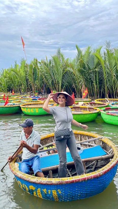 Serunya Bella Saphira Naik 'Coconut Basket Boat' di Vietnam, Potret Cantiknya Bikin Salfok