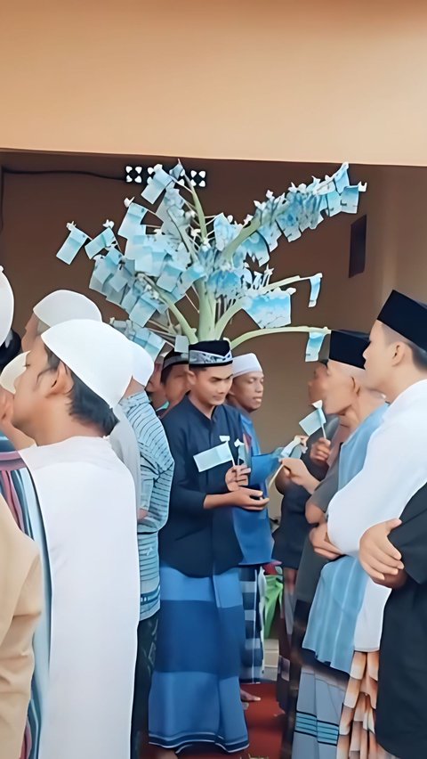 Besek 'Sultan' Pengajian Maulid Nabi in Madura Brings a Handful of Red Money Worth Millions.