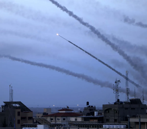 Sirene peringatan adanya serangan udara meraung-raung di wilayah Israel pada Sabtu (7/10/2023) pagi, ketika ratusan roket ditembakkan oleh milisi di Jalur Gaza.