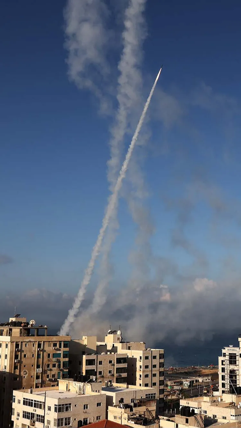 Dalam foto-foto yang diperoleh AFP, sejumlah roket tampak meluncur dari wilayah Jalur Gaza yang berbatasan dengan Israel.