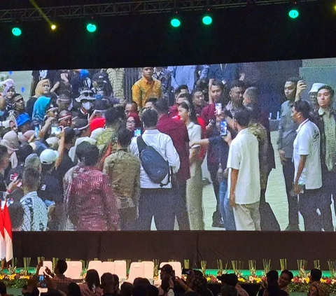 Momen Jokowi Tak Sapa Kaesang saat Sama-Sama Hadiri Acara Relawan di Bogor