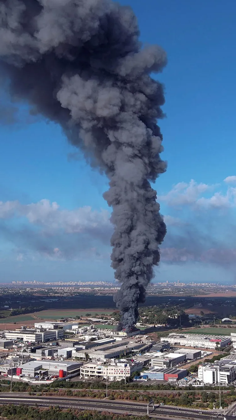 Dalam foto-foto yang diperoleh Reuters, serangan roket dari Jalur Gaza itu menciptakan kebakaran pada bangunan dan mobil milik warga Israel. Sementara, asap hitam tebal akibat serangan itu juga terlihad di daerah Rehovot.