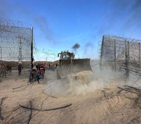 FOTO: Panas! Momen Pasukan Hamas Palestina Hancurkan Tank dan Rebut Kendaraan Militer Israel