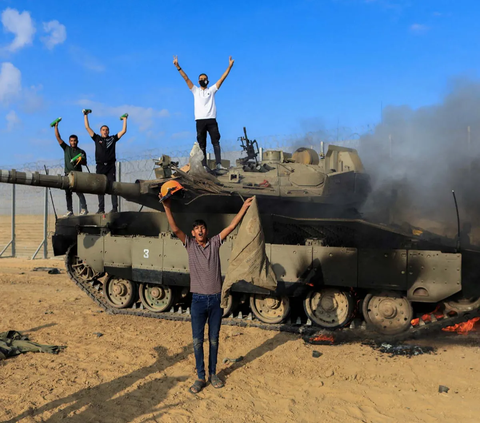 FOTO: Panas! Momen Pasukan Hamas Palestina Hancurkan Tank dan Rebut Kendaraan Militer Israel