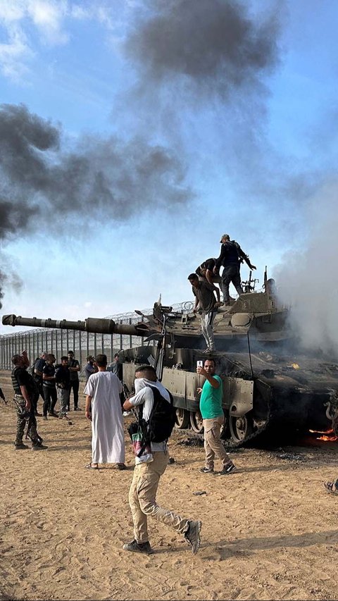 FOTO: Panas! Momen Pasukan Hamas Palestina Hancurkan Tank dan Rebut Kendaraan Militer Israel