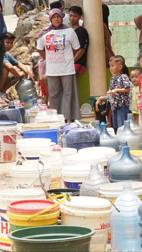 Relawan Ganjar Sebar Ribuan Liter Air Bersih ke Daerah Terdampak Kekeringan di Cianjur<br>