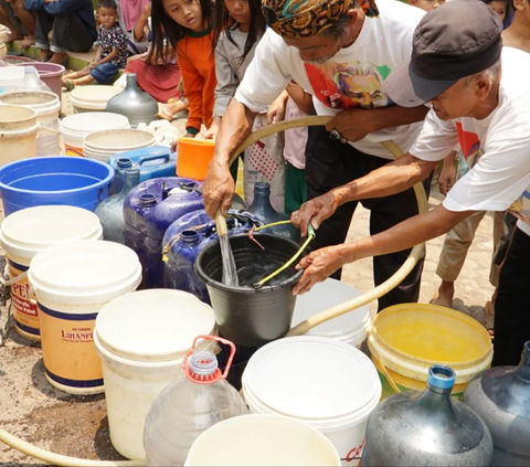 Relawan Ganjar Sebar Ribuan Liter Air Bersih ke Daerah Terdampak Kekeringan di Cianjur