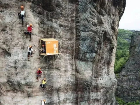 Closest Sight of Warung Nempel on the Cliff: Seller Serves Hikers in Urgent Need of Snacks