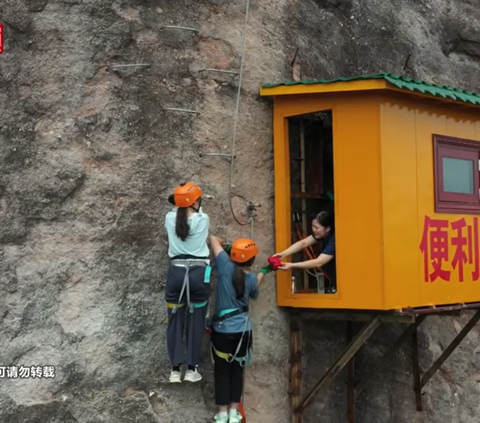 Closest Sight of Warung Nempel on the Cliff: Seller Serves Hikers in Urgent Need of Snacks