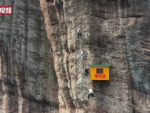 Closest Sight of Warung Nempel on the Cliff: Seller Serves Hikers in Urgent Need of Snacks