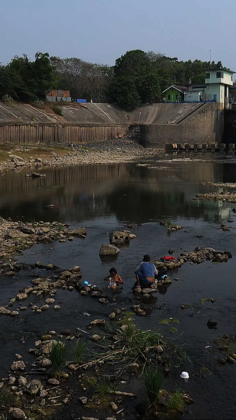 FOTO: Potret Aliran di Bendungan Cibeet Karawang Nyaris Kering Akibat El Nino